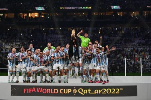 تصاویر ، اقدام غیرمنتظره و ماندگار امیر قطر در جشن قهرمانی آرژانتین ، مسی گیج و سردرگم شد!