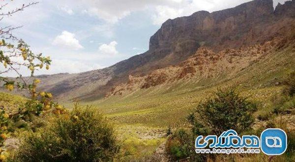 دره آدرشک یکی از جاذبه های طبیعی استان یزد به شمار می رود