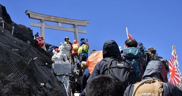 کوه فوجی در محاصره گردشگران